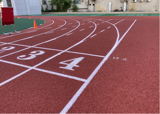 在塑胶跑道的材料上应该选择哪种颗粒？