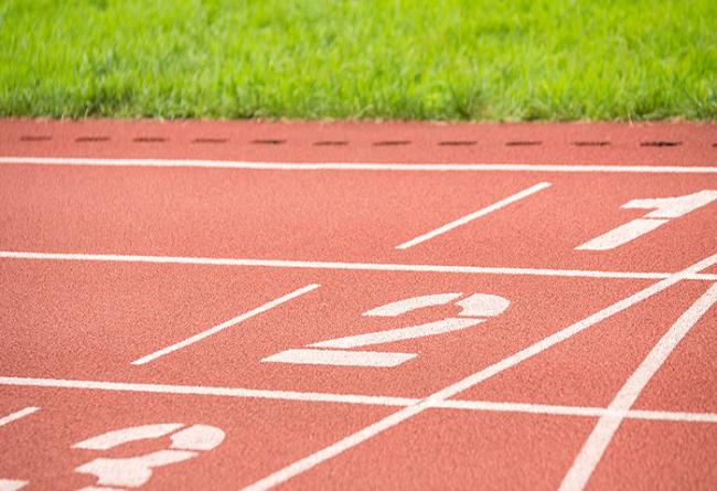 在塑胶跑道的材料上选择哪一种比较好？
