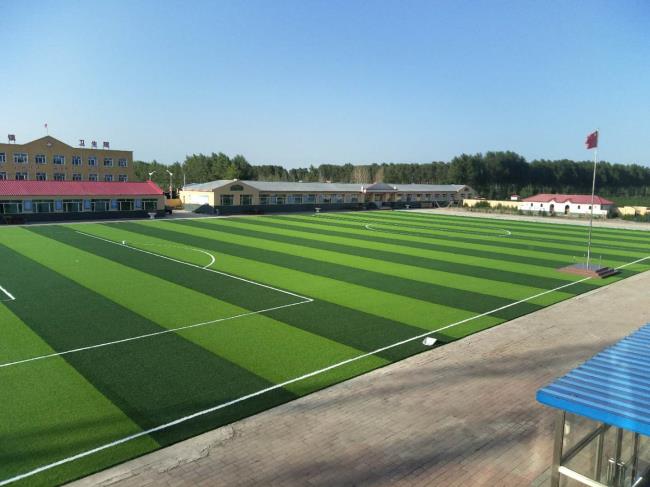 人造草坪足球场使用寿命长的正确维护保养方式