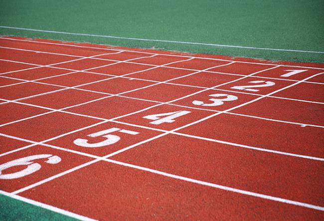 我们应该怎么挑选塑胶跑道的材料呢